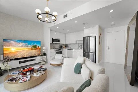 300 S Biscayne Blvd # 3709, Miami FL 33131