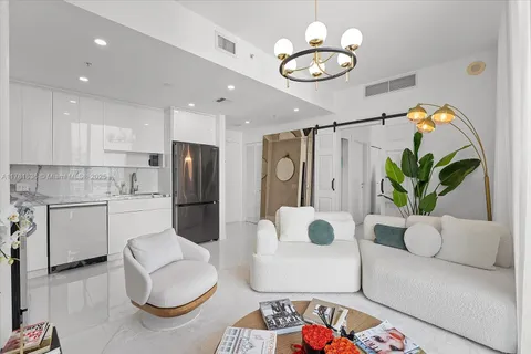 300 S Biscayne Blvd # 3709, Miami FL 33131