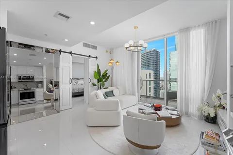 300 S Biscayne Blvd # 3709, Miami FL 33131
