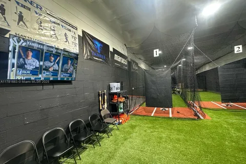 7582 NW 70th St, Miami FL 33166