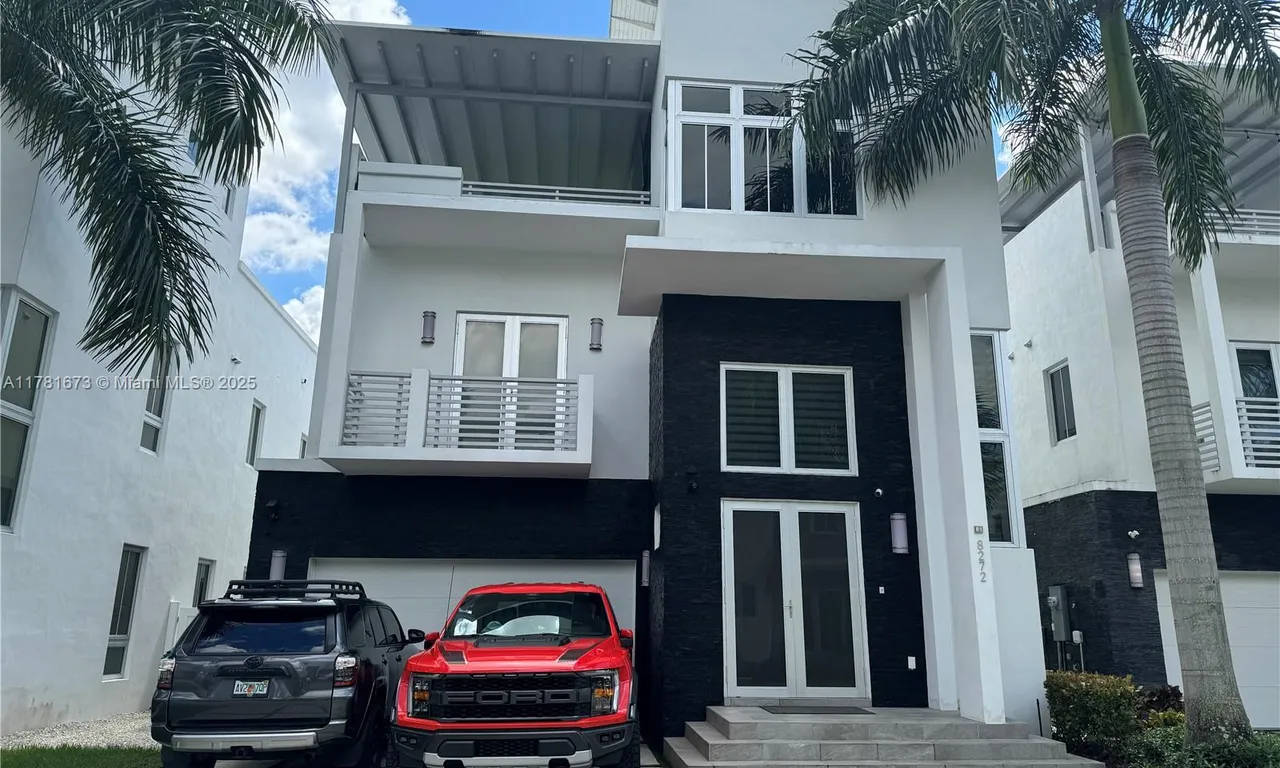 8272 NW 33rd Ter, Doral FL 33122