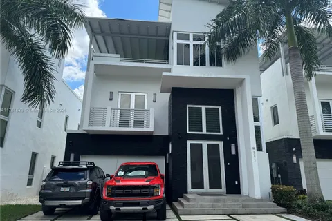 8272 NW 33rd Ter, Doral FL 33122