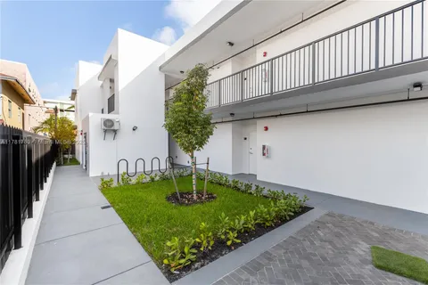 1547 NW 2nd St # 203, Miami FL 33125