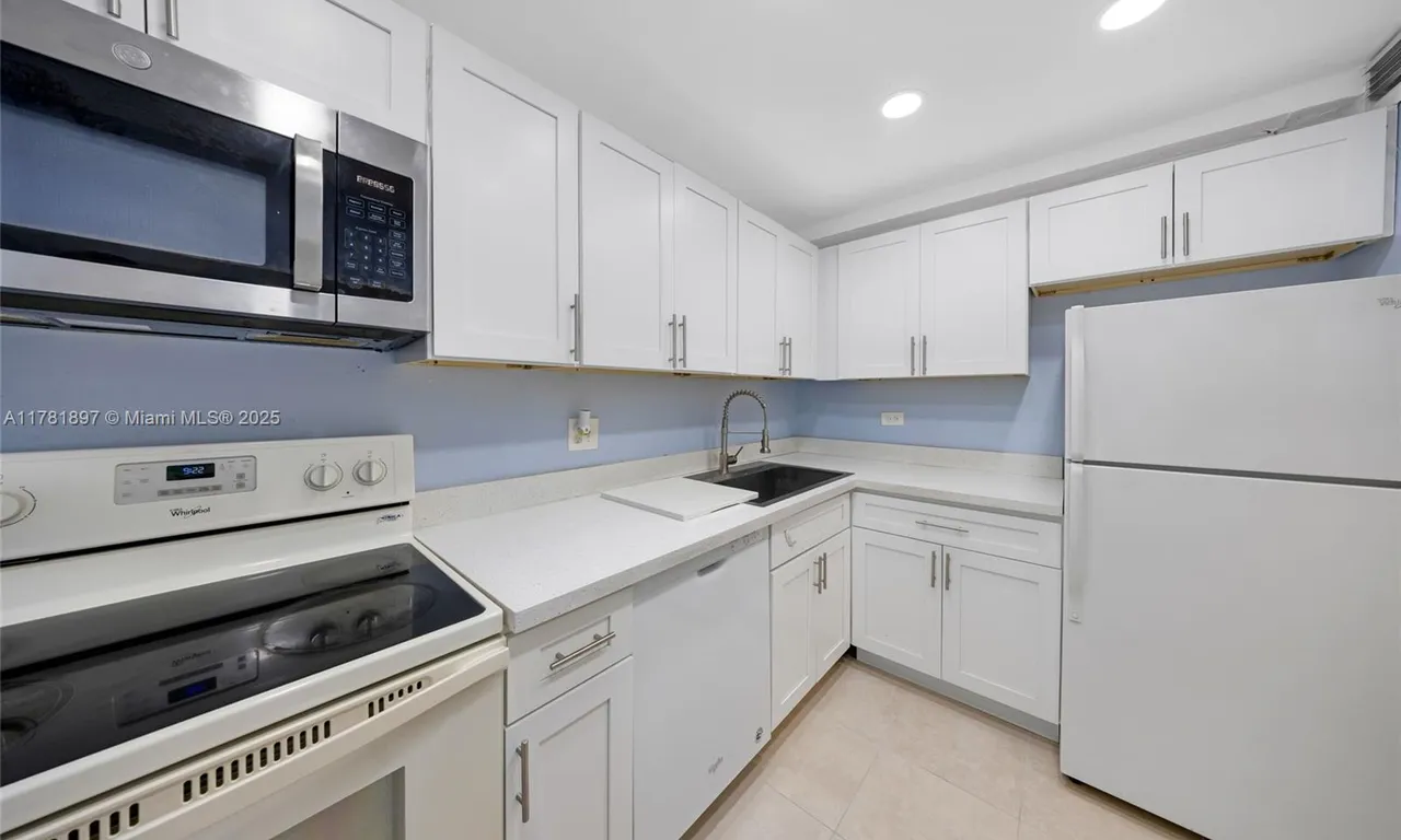 3750 Inverrary Dr # 1N, Lauderhill FL 33319