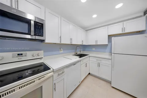 3750 Inverrary Dr # 1N, Lauderhill FL 33319