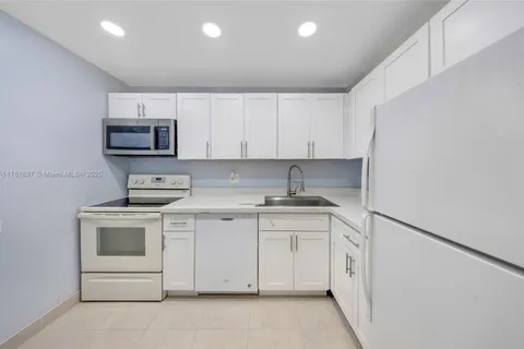 3750 Inverrary Dr # 1N, Lauderhill FL 33319