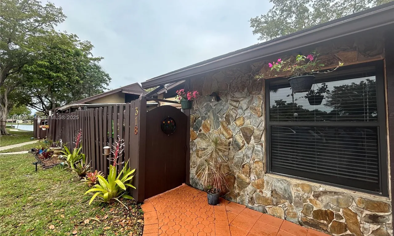 318 Briarwood Cir # 17, Hollywood FL 33024