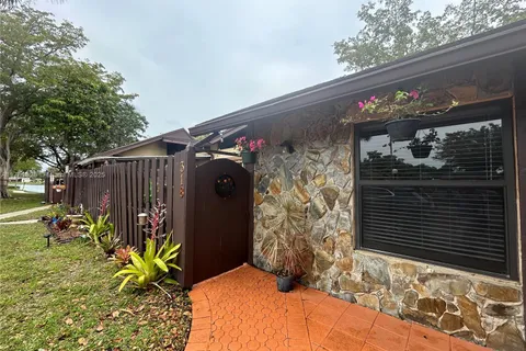 318 Briarwood Cir # 17, Hollywood FL 33024