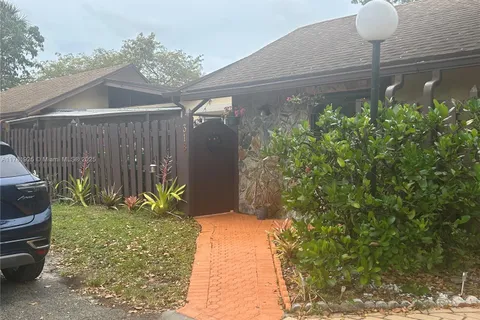 318 Briarwood Cir # 17, Hollywood FL 33024