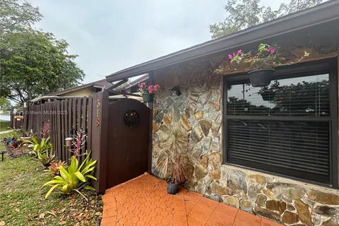 318 Briarwood Cir # 17, Hollywood FL 33024