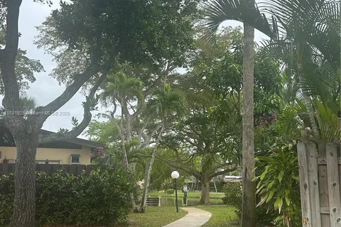 318 Briarwood Cir # 17, Hollywood FL 33024