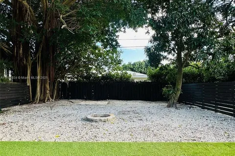 940 NE 121st St # 1, Biscayne Park FL 33161