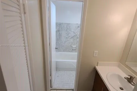 140 Royal Palm Rd # 107, Hialeah Gardens FL 33016