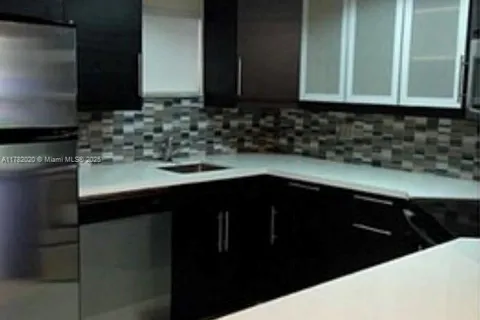 8225 Lake Dr # 107, Doral FL 33166