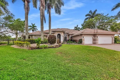 2534 Poinciana Dr, Weston FL 33327