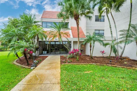 210 Lakeview Dr # 107, Weston FL 33326