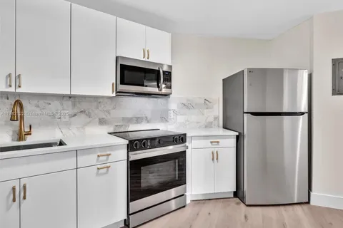 400 Leslie Dr # 711, Hallandale Beach FL 33009