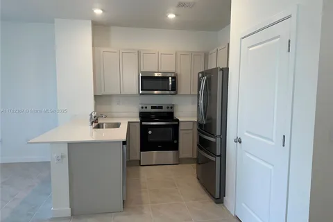 822 SW 11th Ter, Florida City FL 33034
