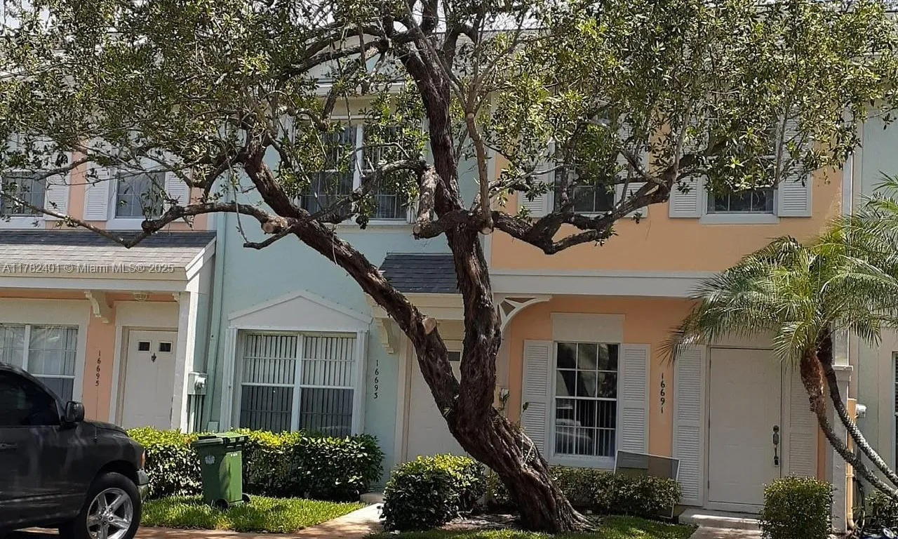 16691 Hemingway Dr, Weston FL 33326