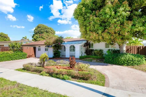 729 W 50th Pl, Hialeah FL 33012