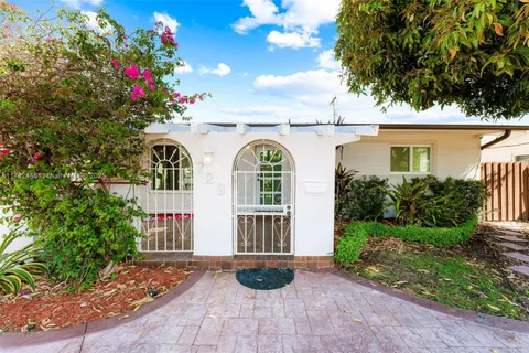 729 W 50th Pl, Hialeah FL 33012