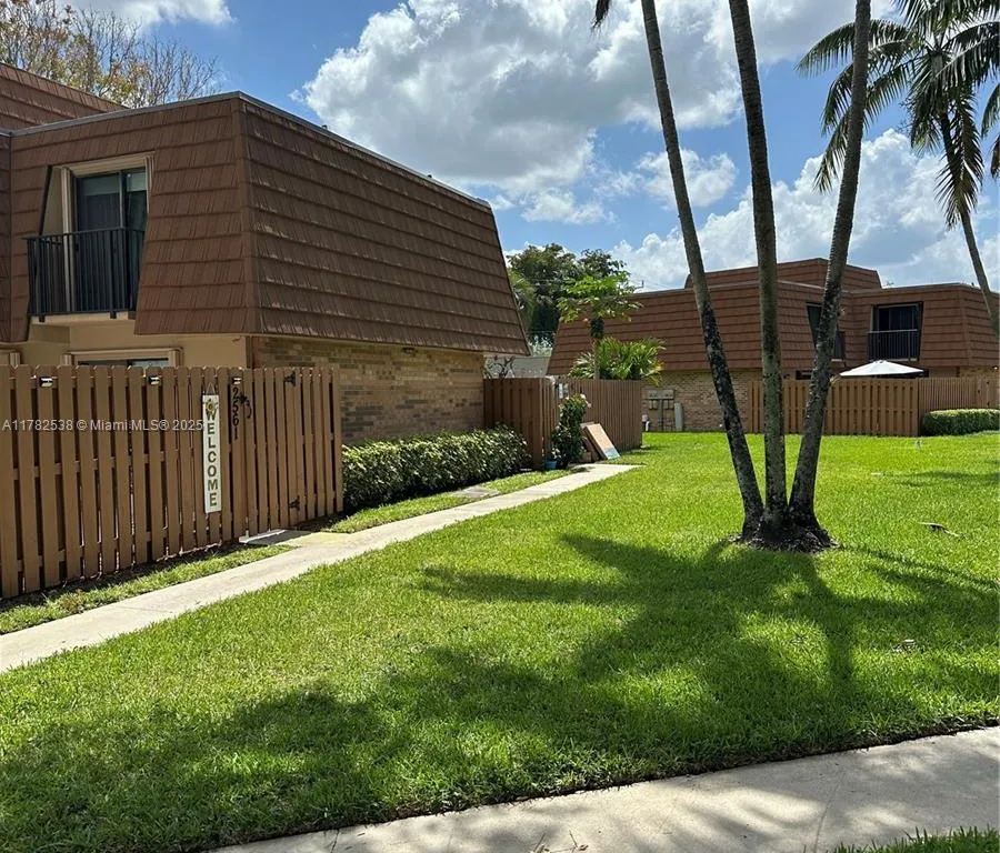 2563 Lakeview Ct, Cooper City FL 33026