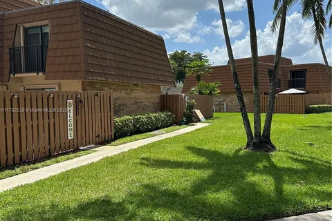 2563 Lakeview Ct, Cooper City FL 33026