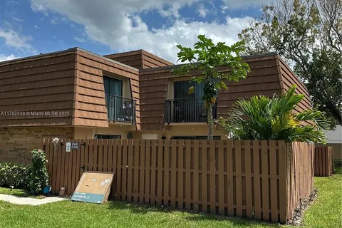 2563 Lakeview Ct, Cooper City FL 33026