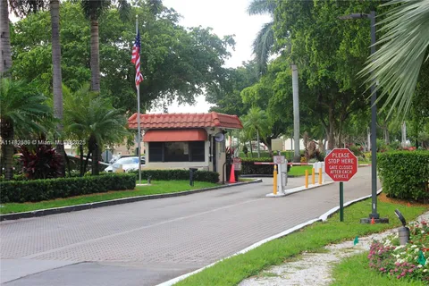 8941 S Hollybrook Blvd # 203, Pembroke Pines FL 33025