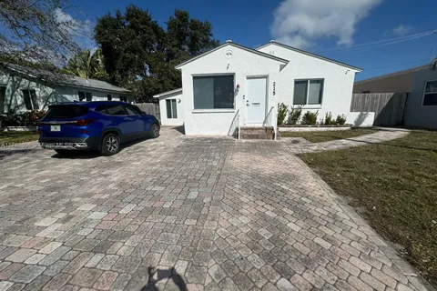 215 SW 17th St, Fort Lauderdale FL 33315
