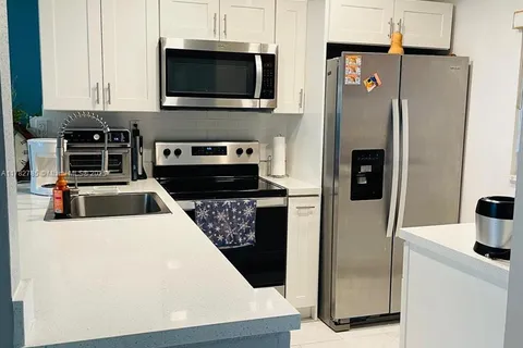 9430 Poinciana Pl # 109, Davie FL 33324