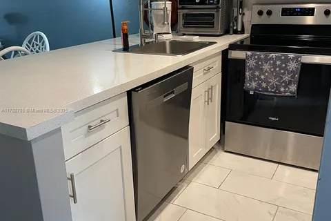 9430 Poinciana Pl # 109, Davie FL 33324