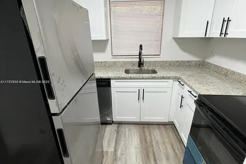 904 SW 10th St # 3, Hallandale Beach FL 33009