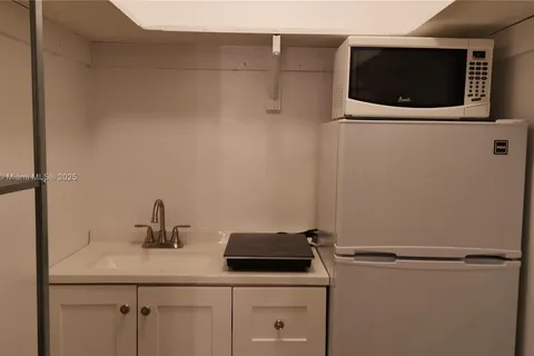 729 NE 6th St # 3, Hallandale Beach FL 33009