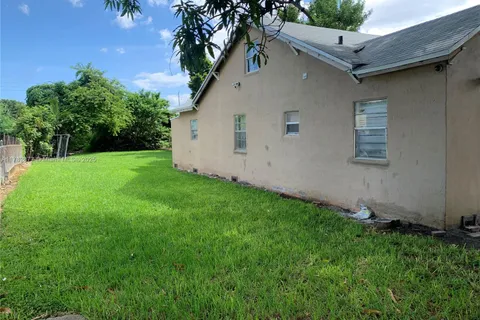 2142 NW 33rd St, Miami FL 33142