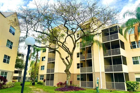 8353 Lake Dr # 303, Doral FL 33166