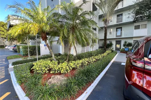 2220 N Cypress Bend Dr # 401, Pompano Beach FL 33069
