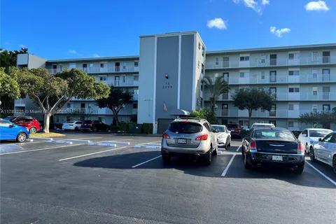2220 N Cypress Bend Dr # 401, Pompano Beach FL 33069