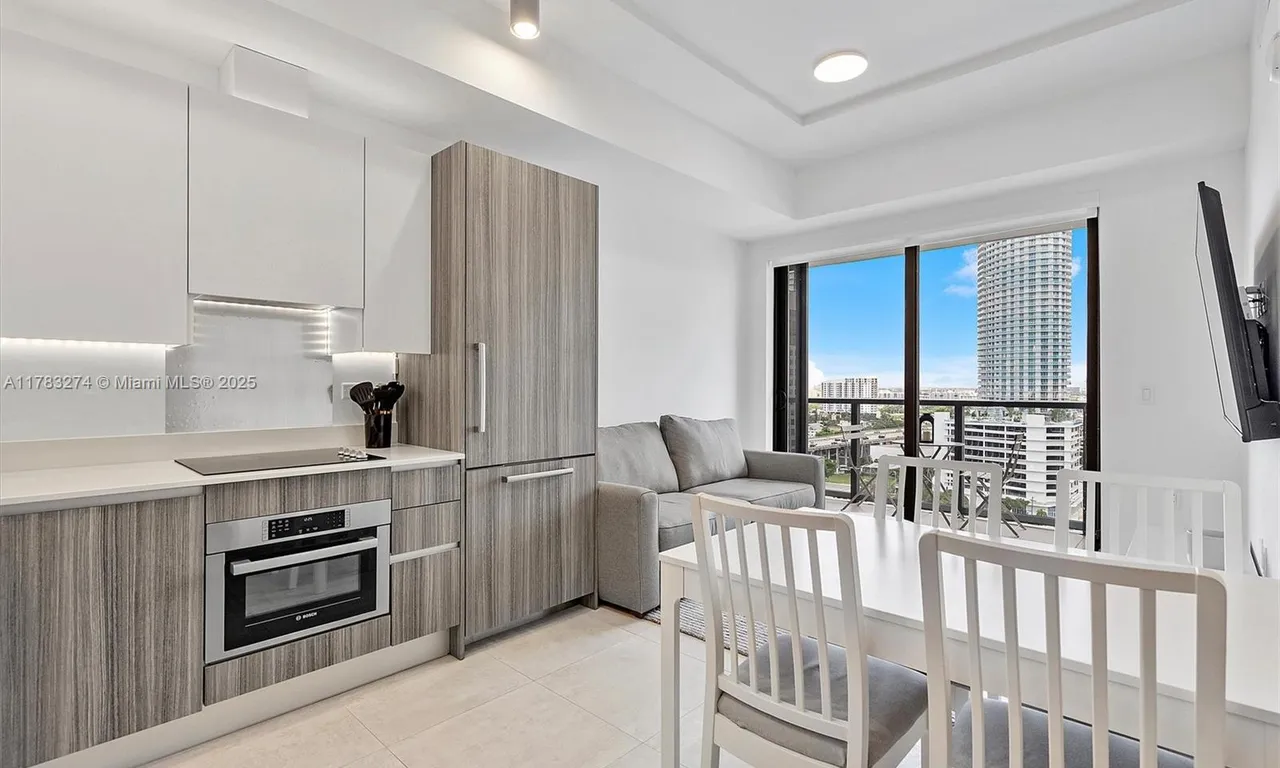 239 SW 9th St # 1704, Miami FL 33130