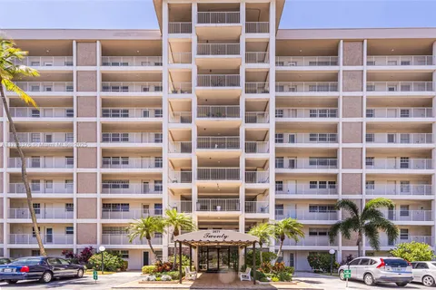 2671 S Course Dr # 506, Pompano Beach FL 33069