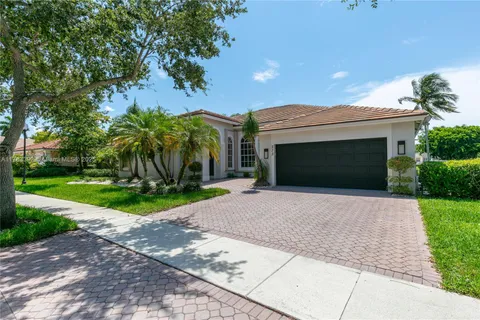 273 Landings Blvd, Weston FL 33327