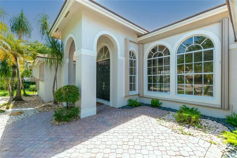 273 Landings Blvd, Weston FL 33327
