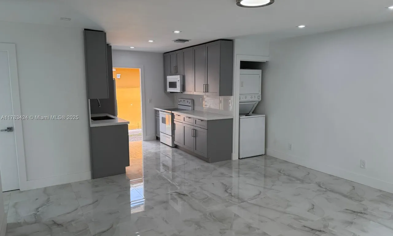 726 SW 7th St # 2, Hallandale Beach FL 33009