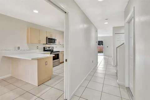 9880 NW 24th St, Sunrise FL 33322
