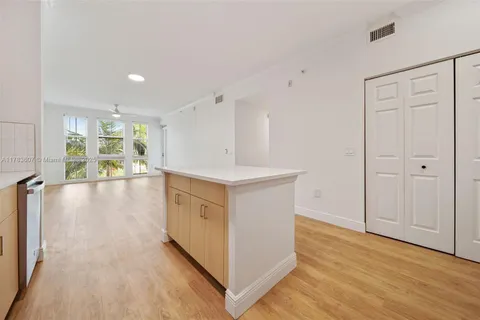 10170 SW 7th St # 301, Pembroke Pines FL 33025