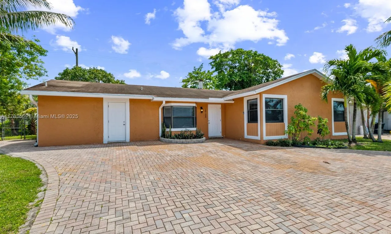 10108 S Windtree Ln S, Boca Raton FL 33428