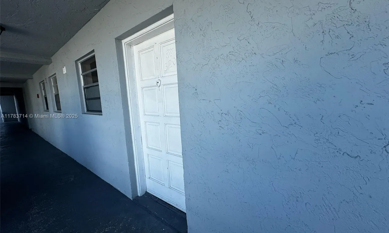 1735 W 60th St # M320, Hialeah FL 33012