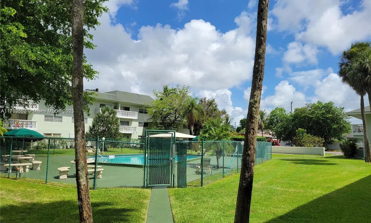 4200 NW 3rd Ct # 324, Plantation FL 33317