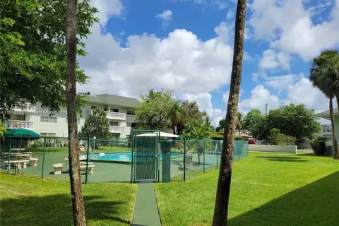 4200 NW 3rd Ct # 324, Plantation FL 33317