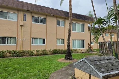 2551 NW 39 Ter # 204, Lauderdale Lakes FL 33311